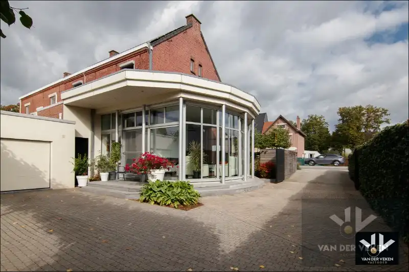 Luxueus afgewerkte en energiezuinige ruime woning met vier slaapkamers en guesthouse met tal van mogelijkheden op centrale (maar toch bosrijke!) locatie te As foto 3