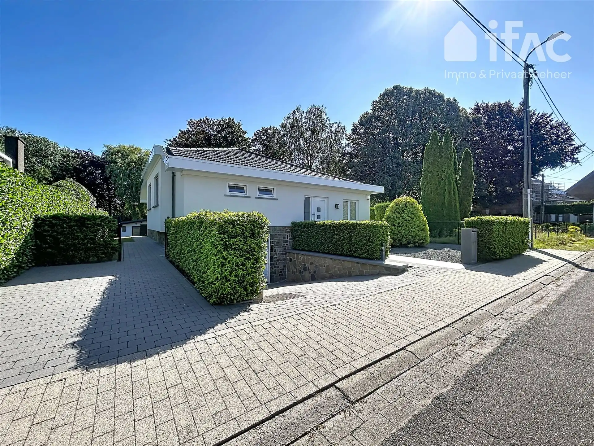 Fijne villawoonst met bijhuis vlakbij het park foto {{pictureIndex}}
