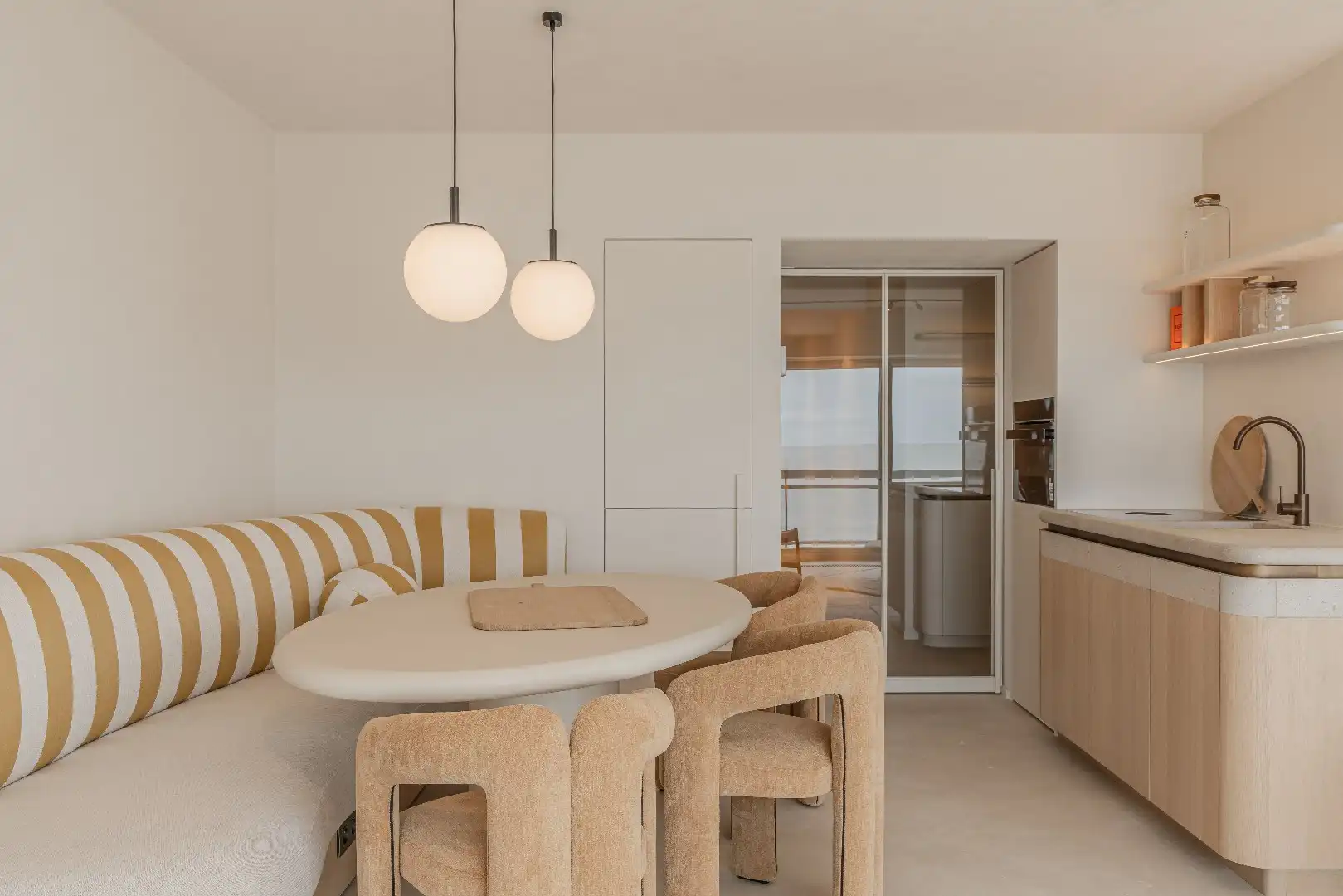 Uitzonderlijk gerenoveerd appartement met schitterende gevelbreedte op de Zeedijk in Knokke foto 4