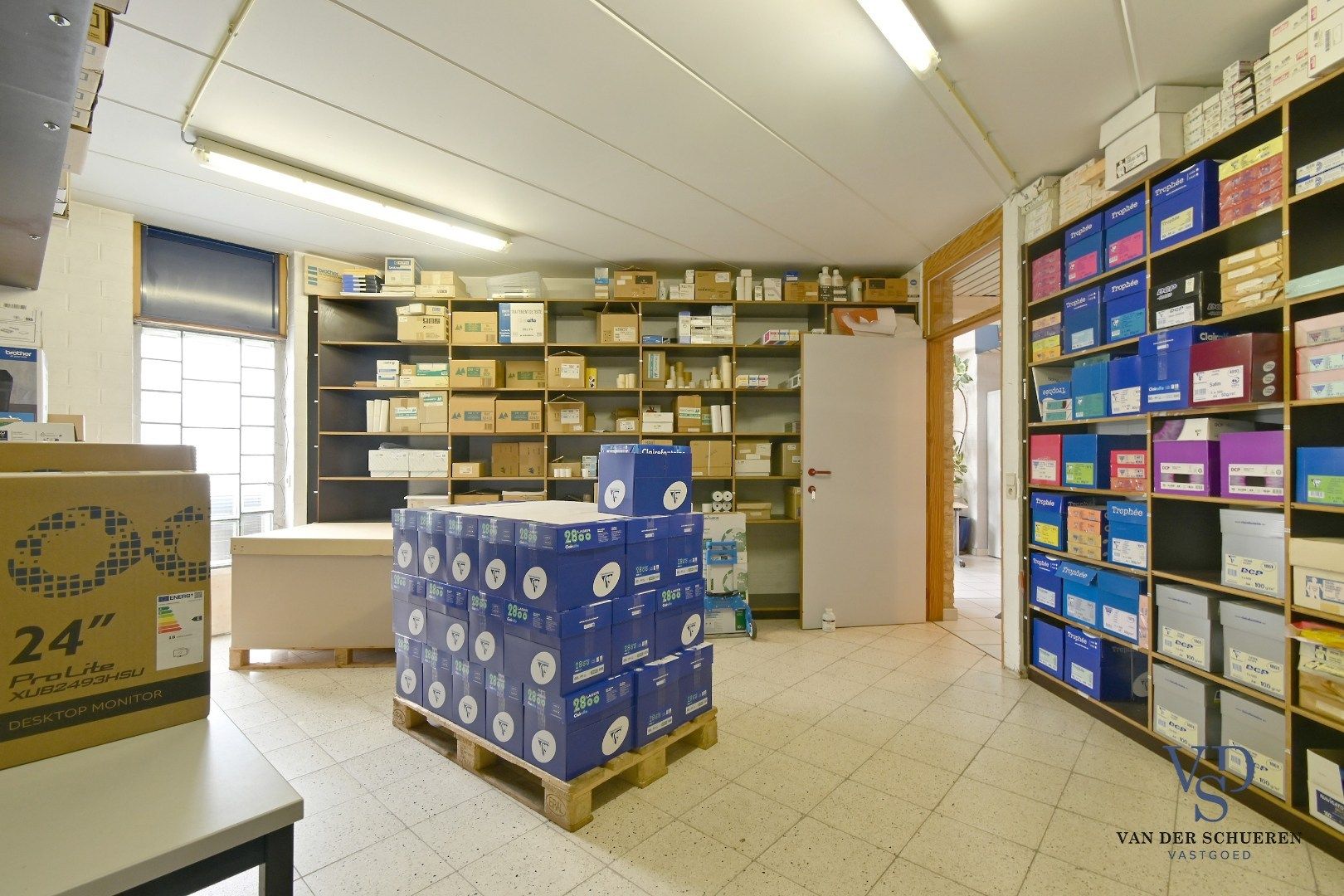 Ruim handelspand met penthouse in villastijl foto 15