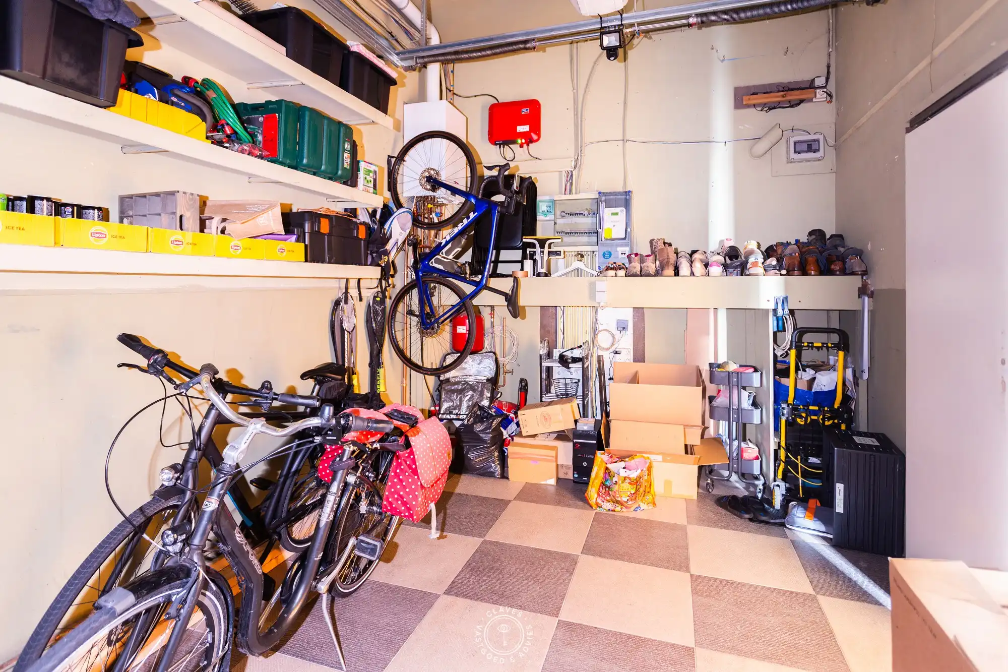 Hedendaagse gezinswoning achter statige art-decogevel foto 18