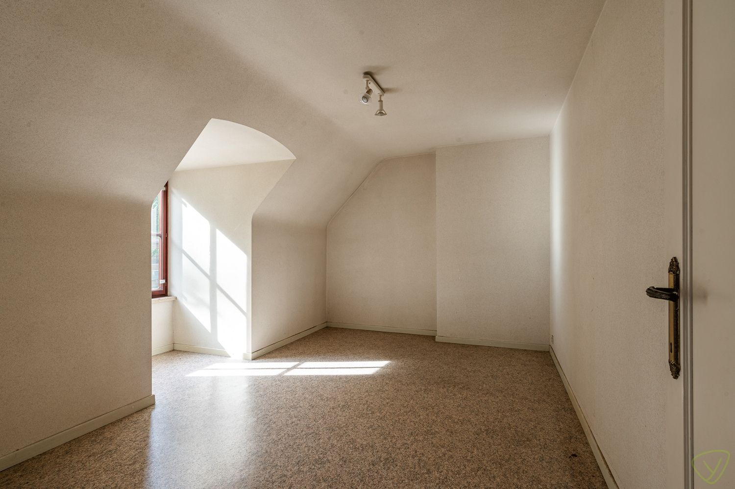 Vrijstaande te renoveren villa op uitzonderlijk groot perceel met bosgrond in Lembeke foto 18