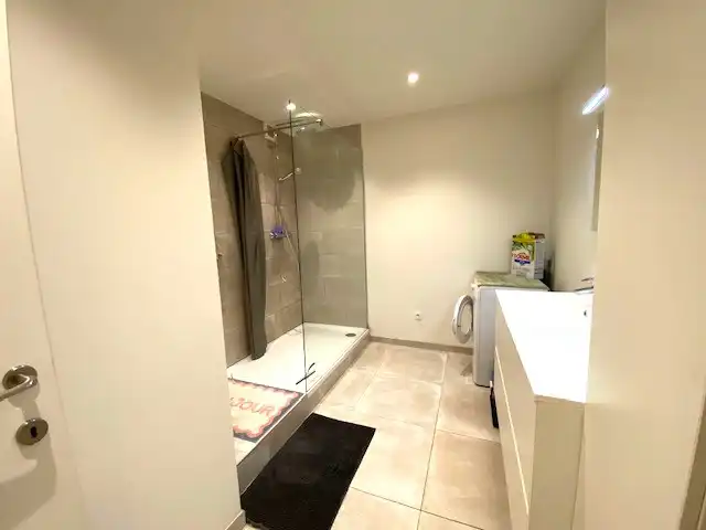 Recent ideaal gelegen volledig gerenoveerd appartement HARTJE Geel 2 slpk, met autostaanplaats foto 11