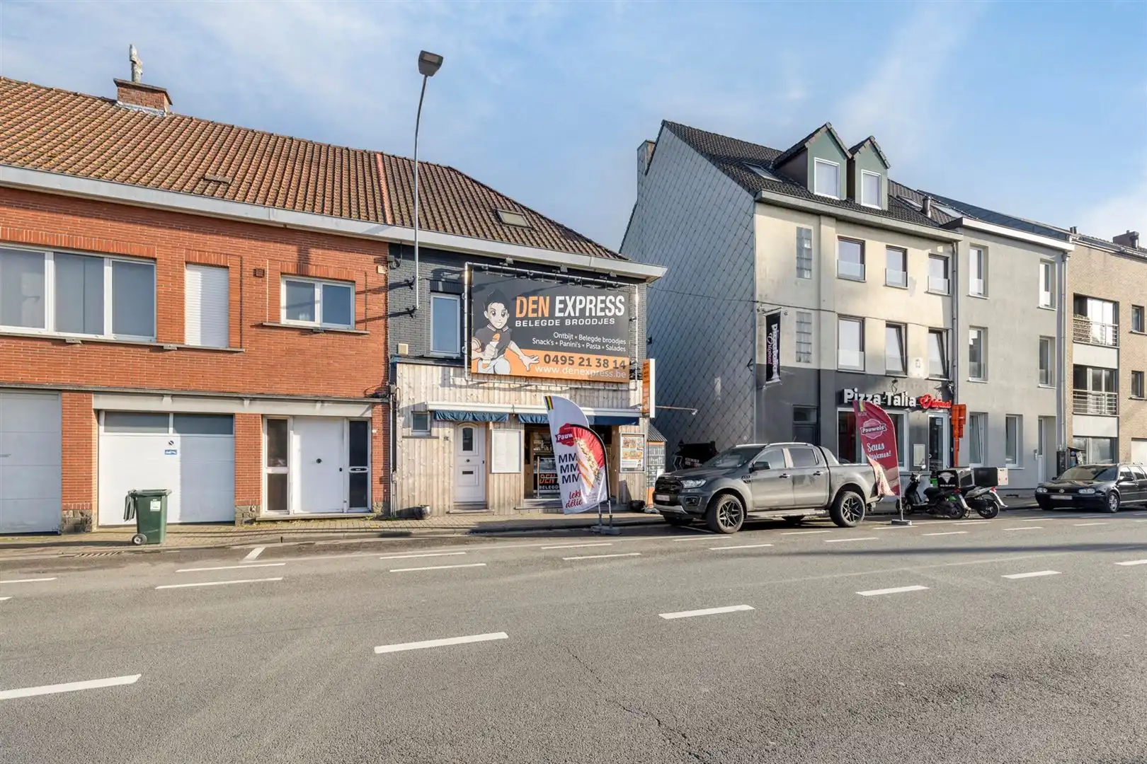 Goeddraaiende broodjeszaak met woning op toplocatie. foto {{pictureIndex}}