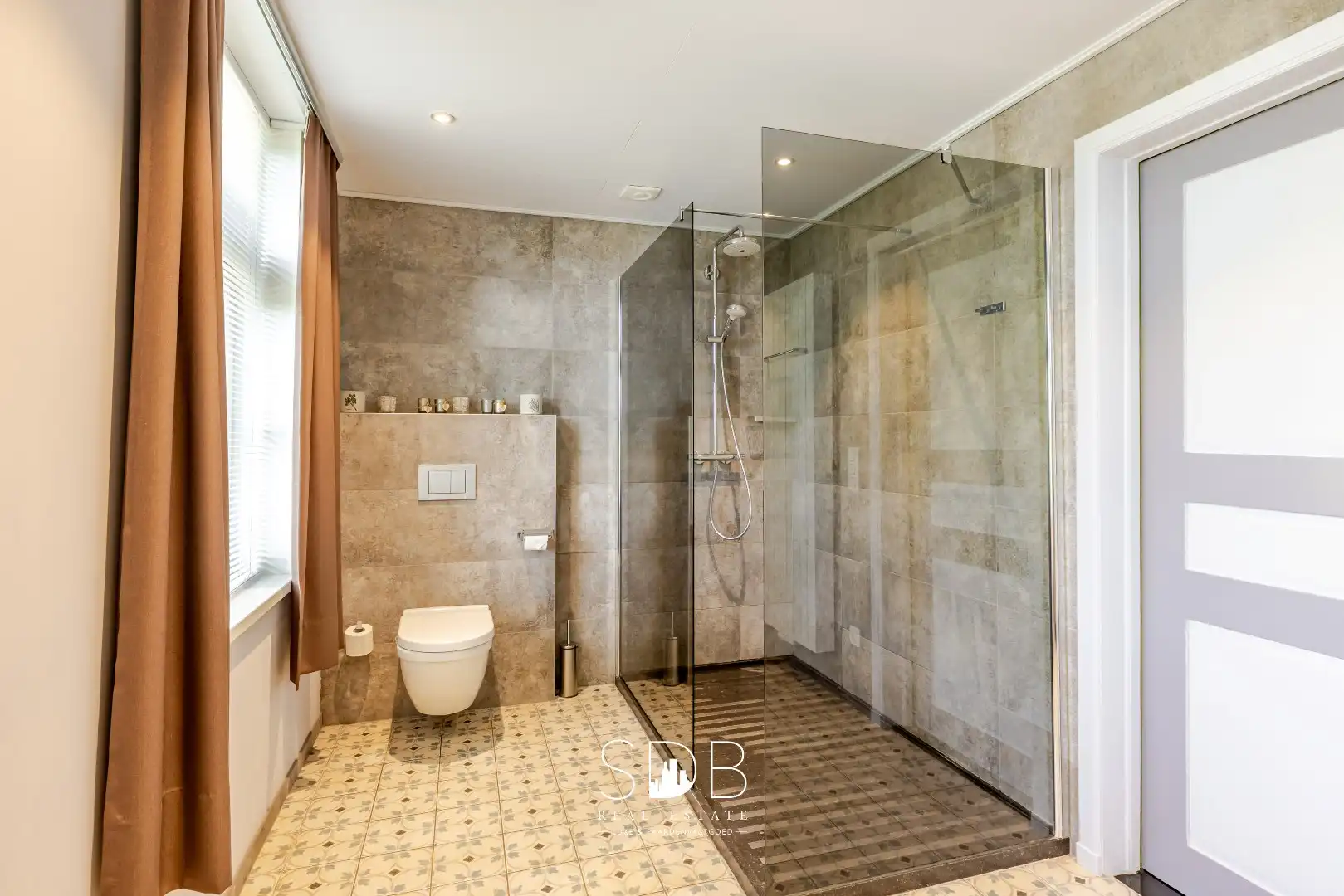 Landelijke woning met authentiek gastenhuis, stalgebouw, graslanden en buitenpiste op 20.285m² foto 10
