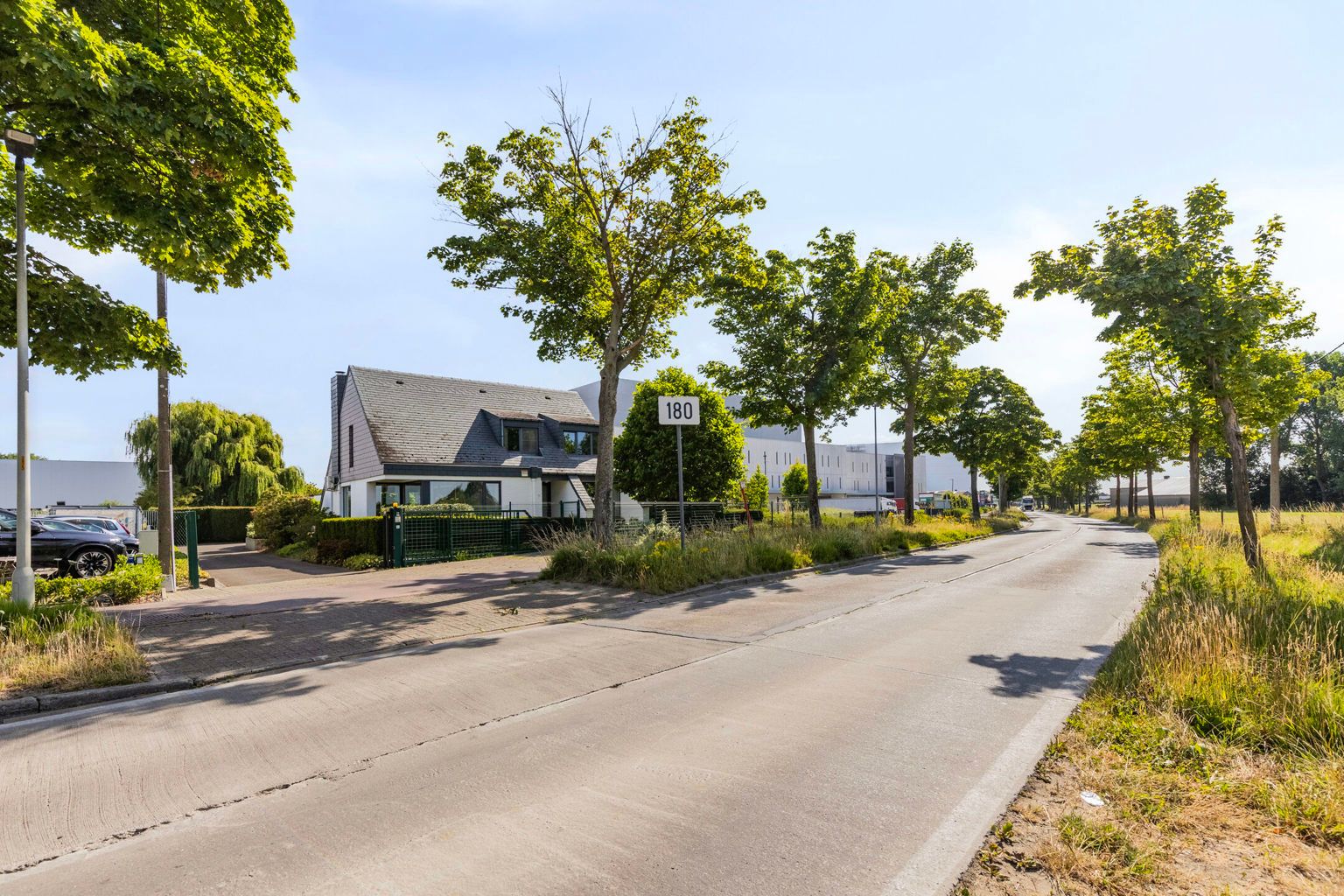 Ruime asbest vrije villa met magazijn en zwembad  foto 3