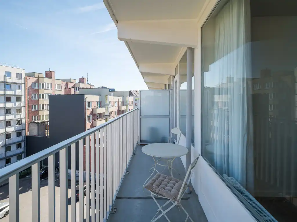 Centrum Gent – lichtrijk gerenoveerd twee slaapkamerappartement met terras en zicht over de Bijloke en de Leie. foto 3