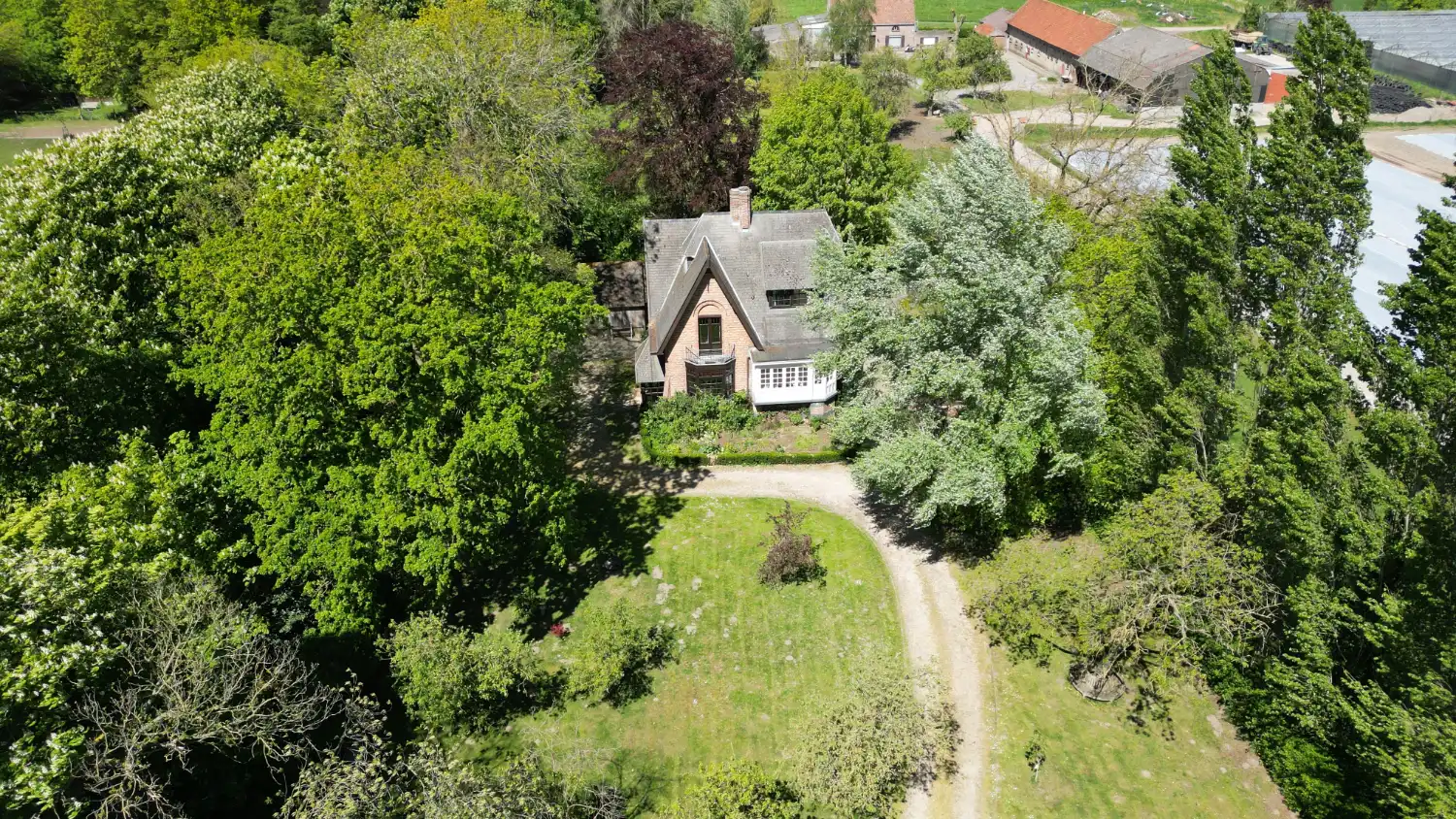 Karaktervolle woning op uniek domein foto 2