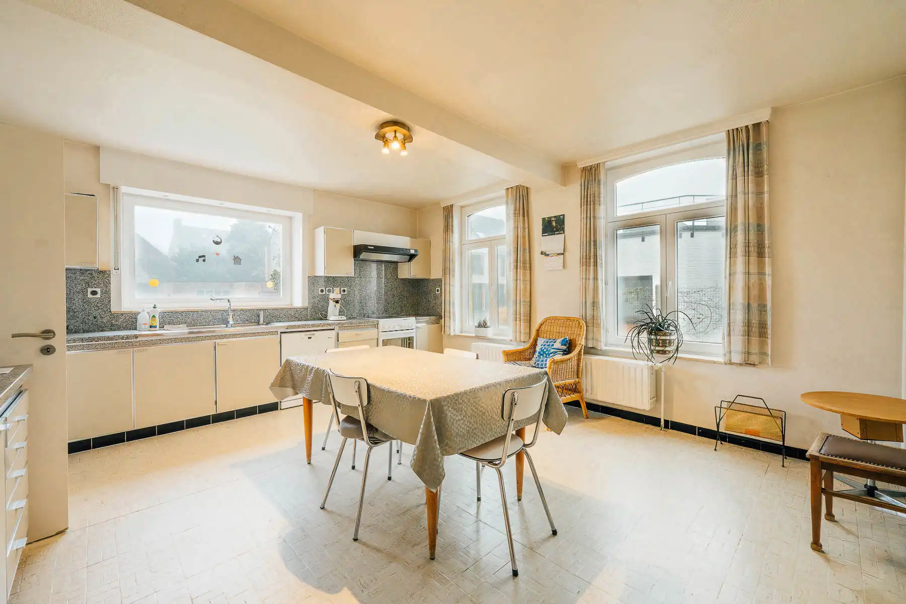 Prachtige authentieke en ruime villa met enorm potentieel foto 12