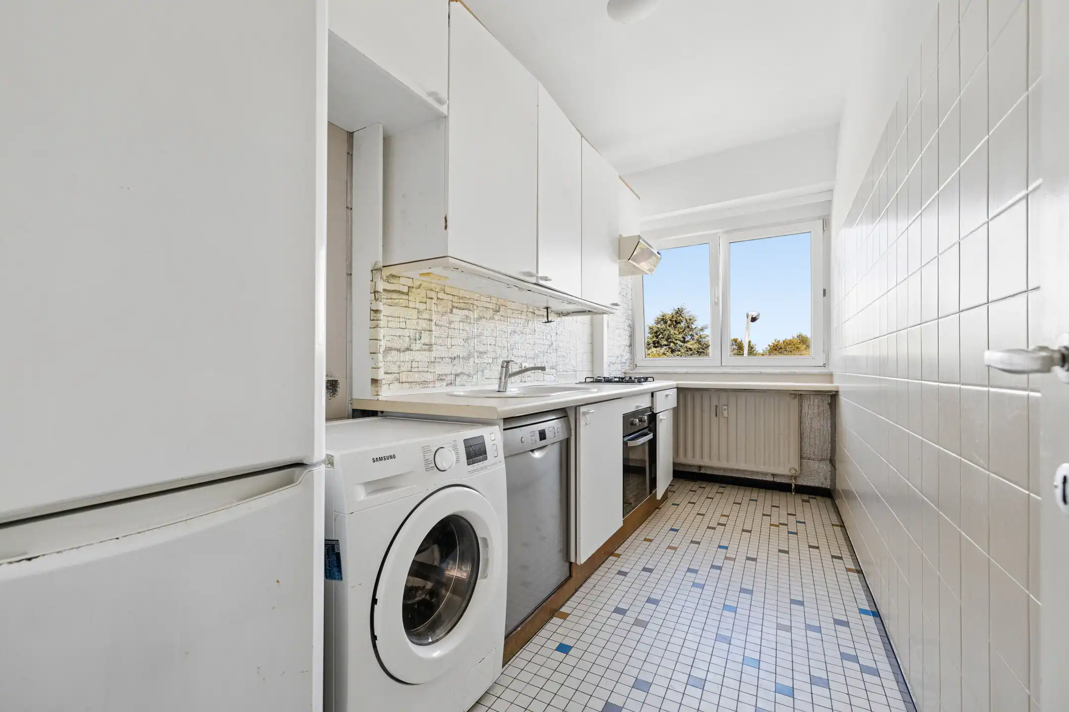 LAKEN : APT met 2 slaapkamers, terras en veel potentieel foto 3