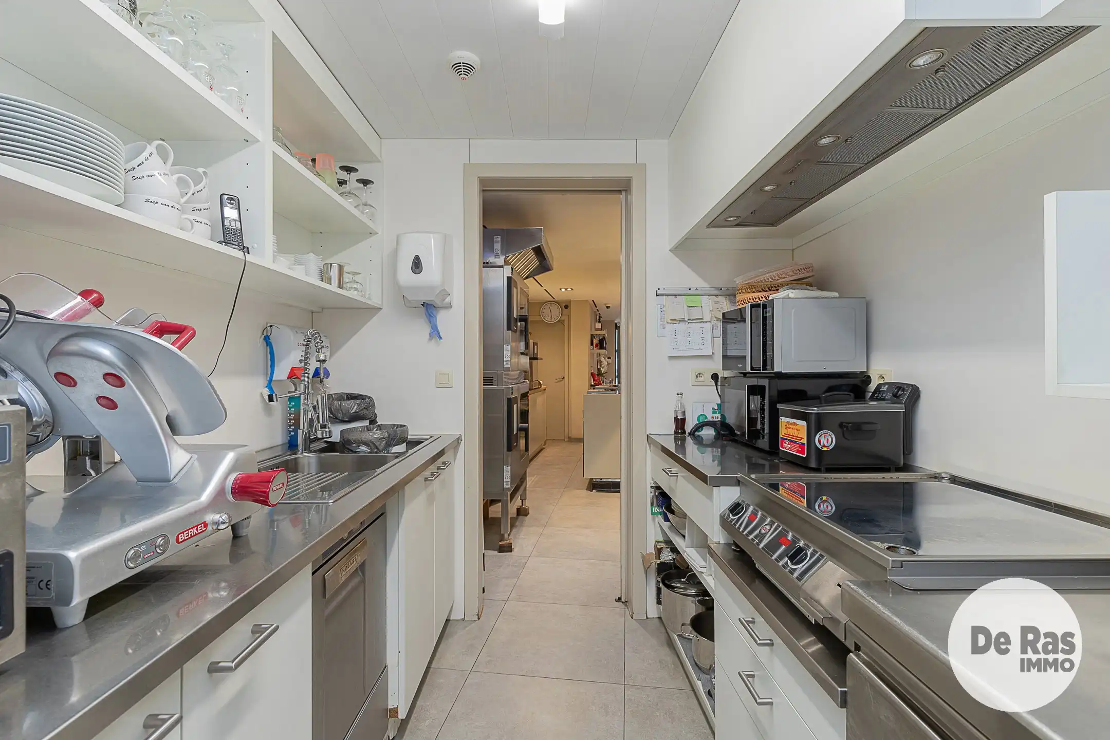 HERZELE – Florerende broodjeszaak op toplocatie met terras foto 6