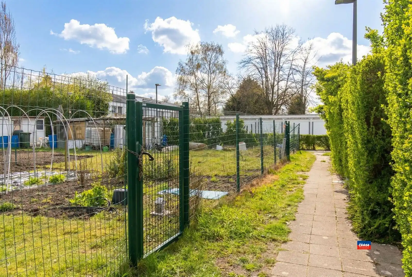 Op te frissen rijwoning met 3 slaapkamers, zolderkamer en gezellige zuid tuin. foto 13
