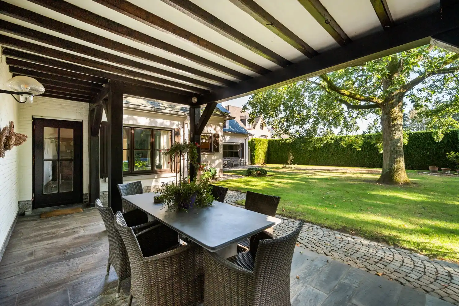 Ruime villa met 5 slpkrs, zwembad en handelsruimte op perceel van 3383m² te Berlaar foto 12
