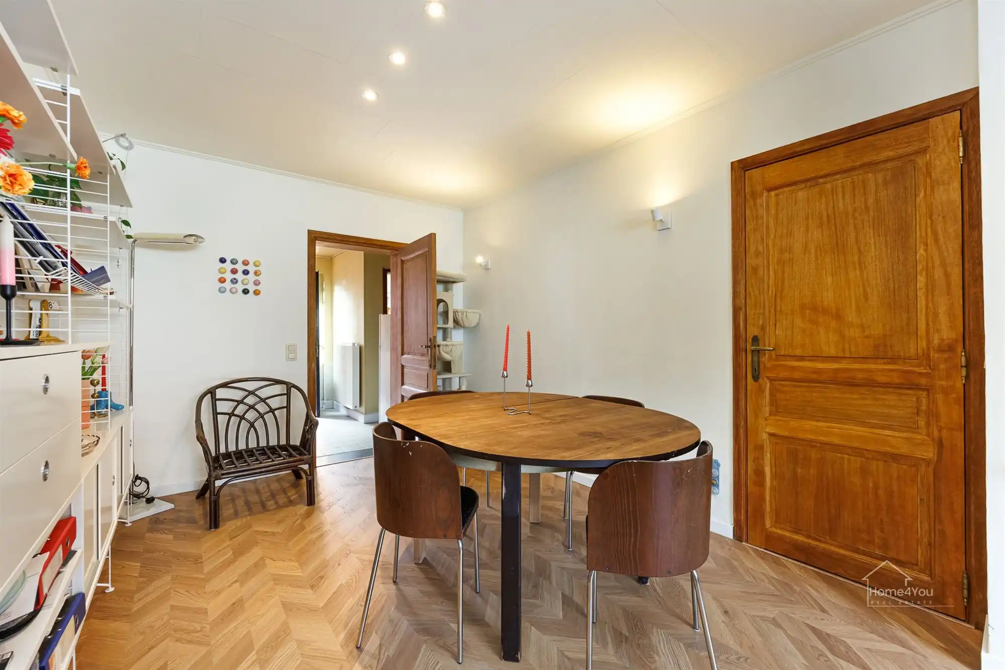 Instapklaar rijhuis met 2 slpk, vernieuwde keuken & badkamer foto 5