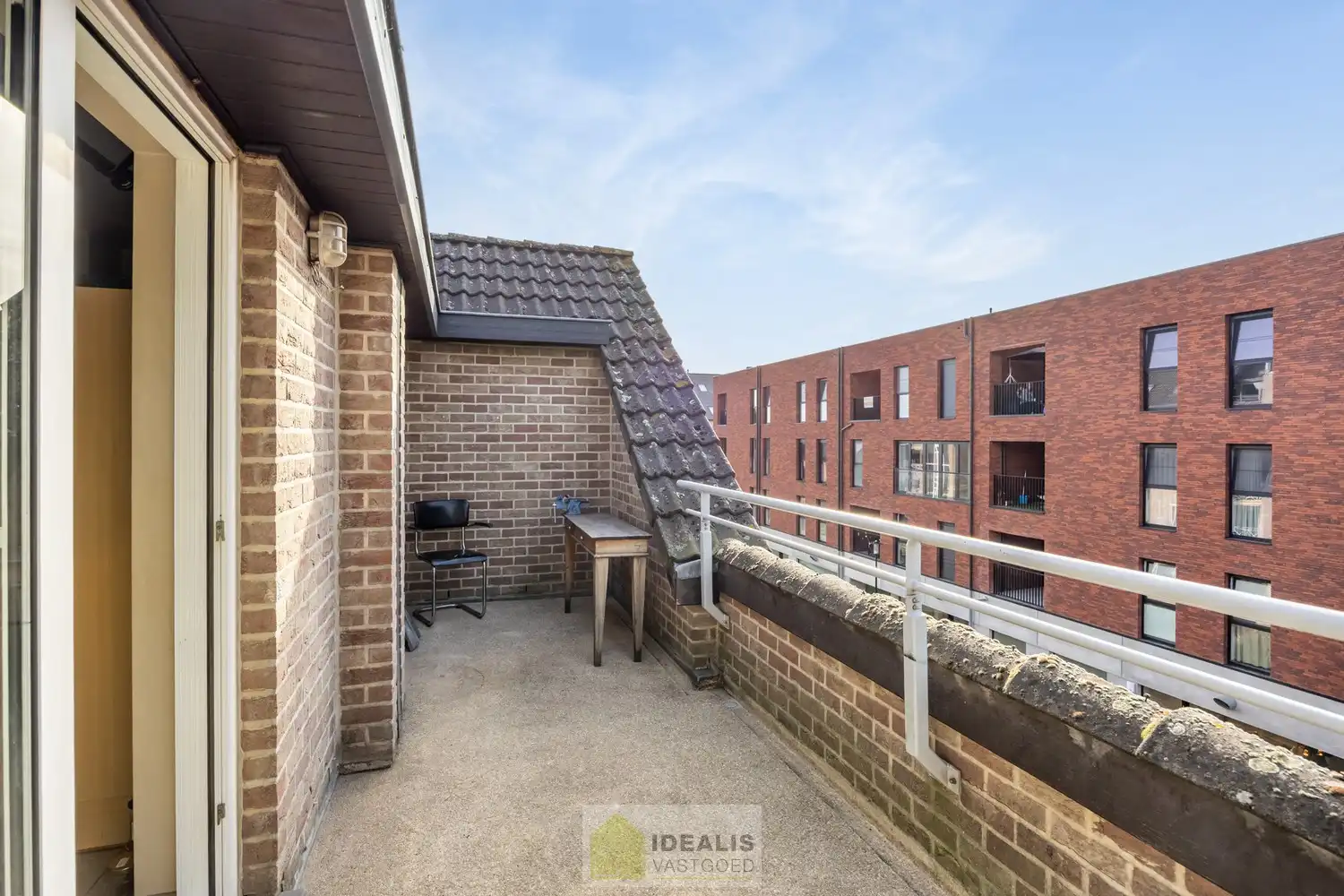 IDEALIS VASTGOED – KNAP APPARTEMENT GELEGEN OP UITERST CENTRALE LOCATIE TE OVERPELT, PELT. Dit knappe appartement met bouwjaar 2000 omvat een aangename ca.72m² en  biedt plaats aan een lichtrijke leefruimte met aansluitend goed onderhouden keuken, 2 knappe slaapkamers, badkamer en dakterras! Een fraai appartement, zeer geschikt voor kandidaten op zoek naar betaalbare woonruimte vlak bij het centrum van (Over)Pelt! foto 20
