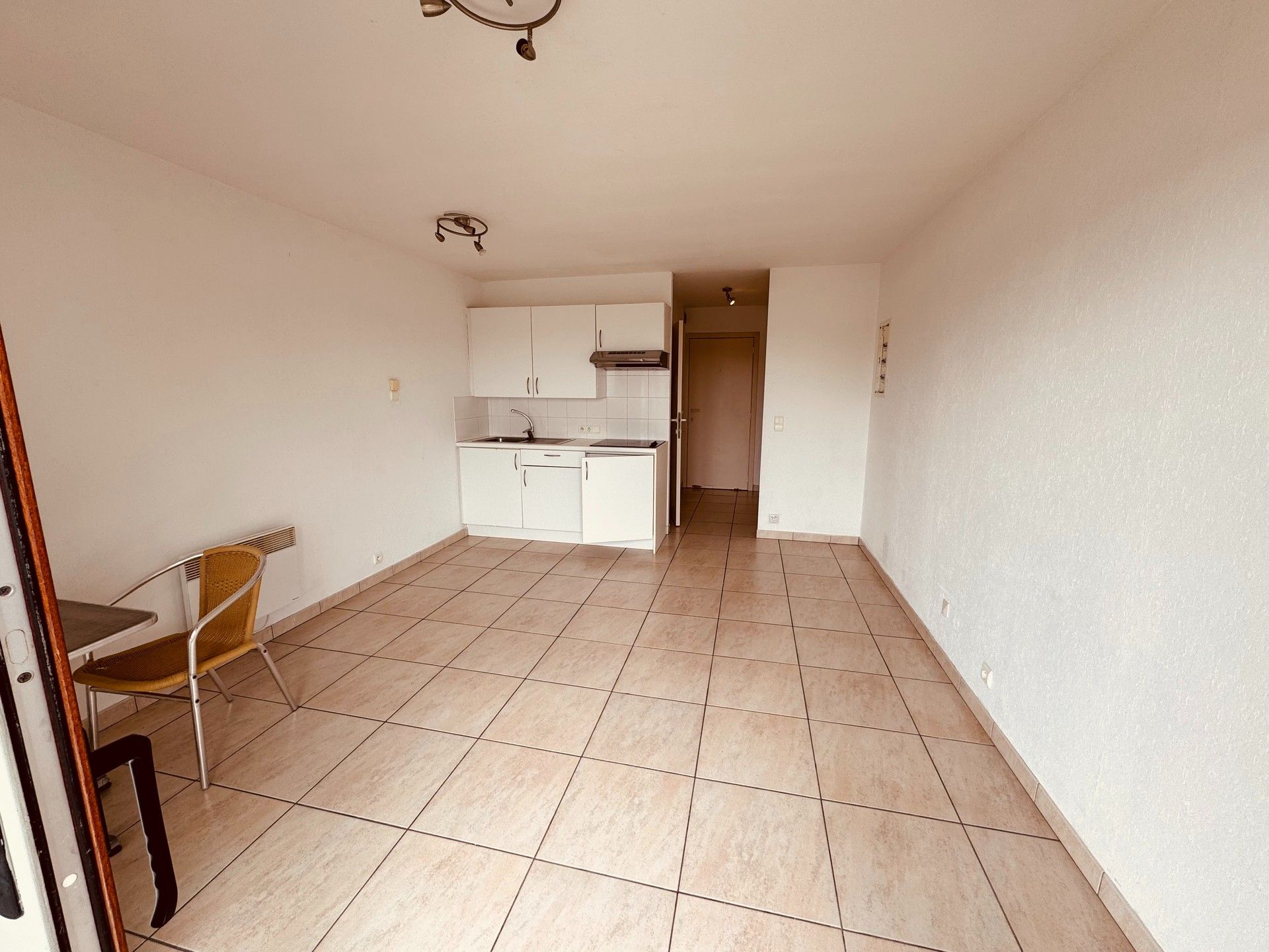 leuke studio te koop in de Blutsyde Promenade te Bredene. bestaat uit: inkom, luchtige woonkamer, terras, open ingerichte keuken, badkamer met bad en toilet. Er is een openlucht zwembad in het domein. Mogelijkheid tot aankoop van een parking . (prijs: 18.000 euro). foto 5