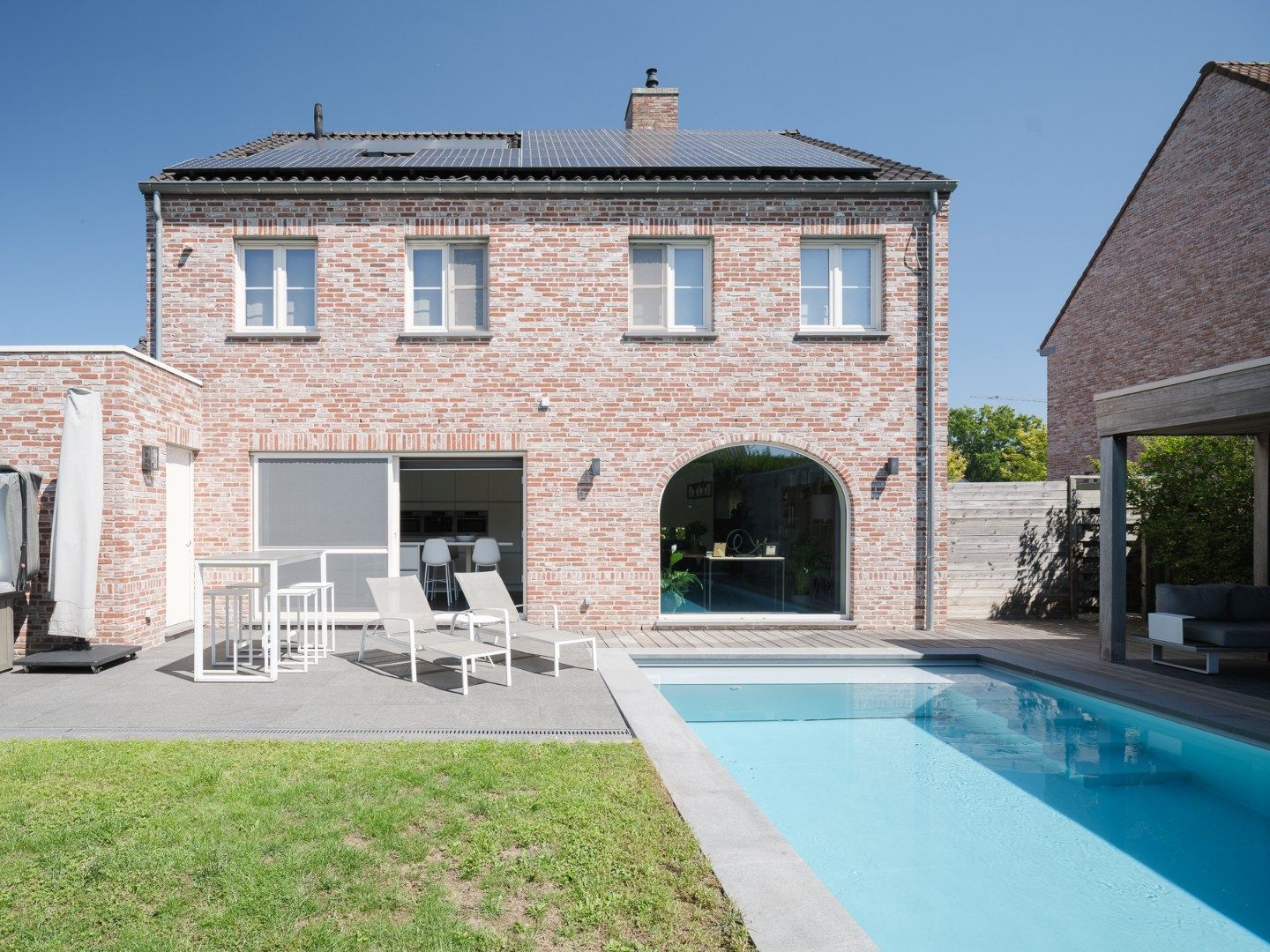 Exclusief wonen in rust en comfort – instapklare villa met zwembad in doodlopende straat foto {{pictureIndex}}