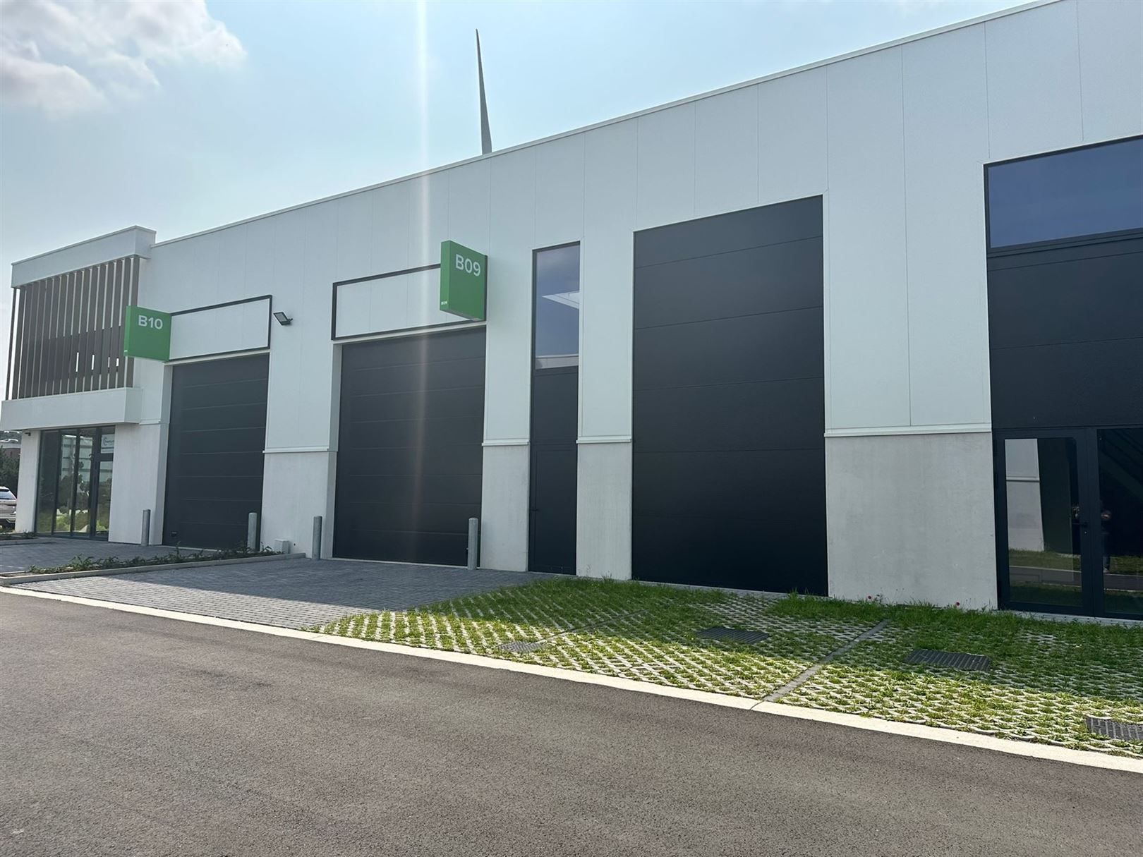 TE HUUR: Moderne KMO-unit van 144 m²! foto 2