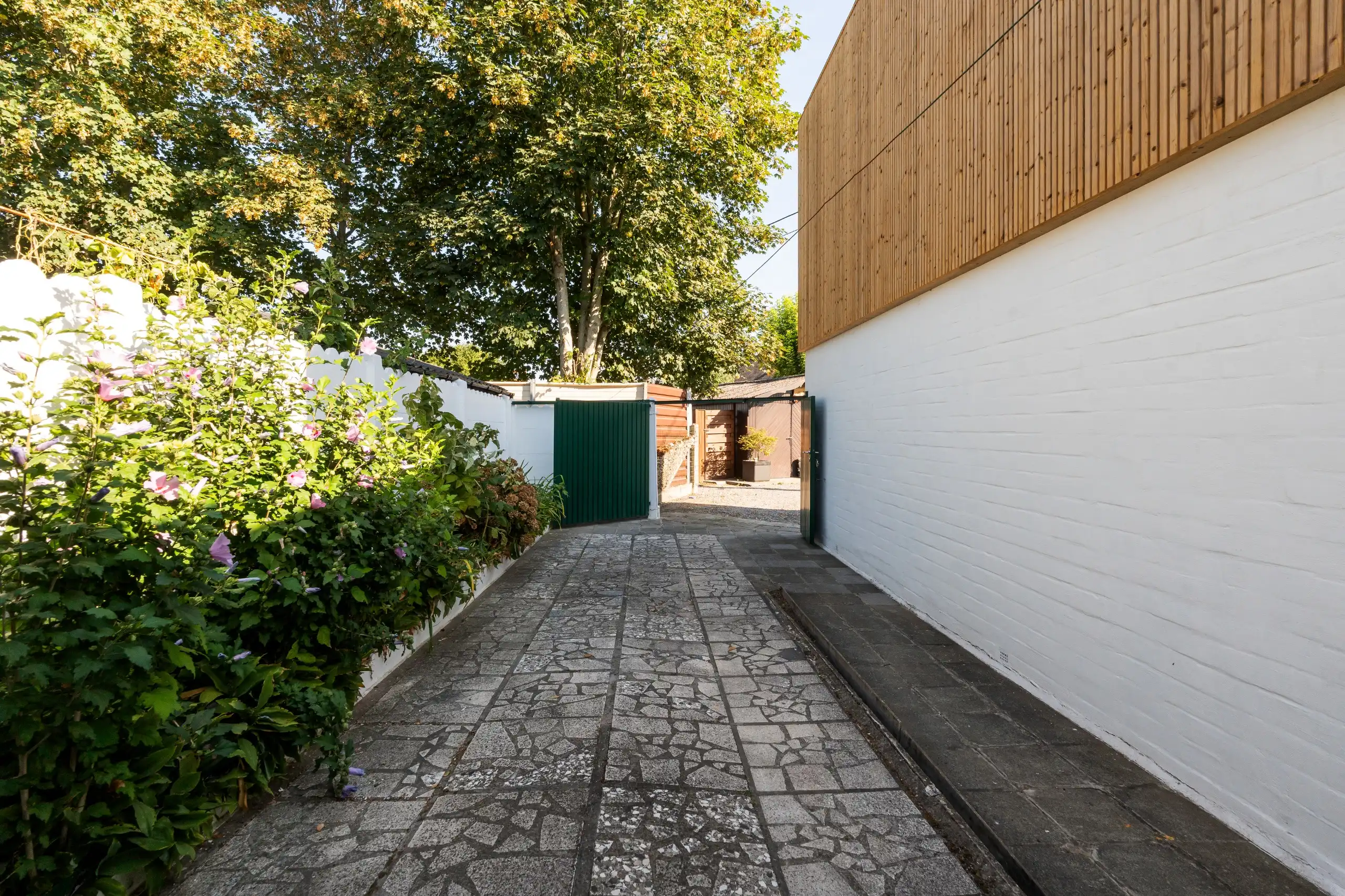 Centraal gelegen te renoveren rijwoning met garage en uitweg in Harelbeke foto 18