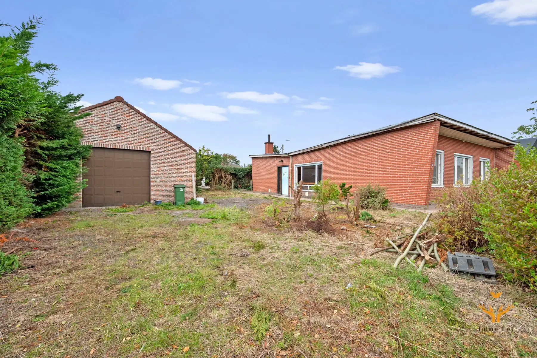 Hoofdfoto van de publicatie: Te renoveren bungalow met grote garage nabij het Donkmeer