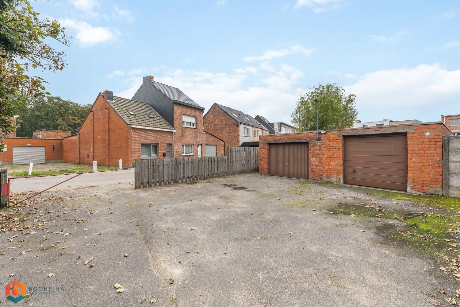 Te renoveren woning met veel mogelijkheden en achteruitgang met dubbele garage foto 3