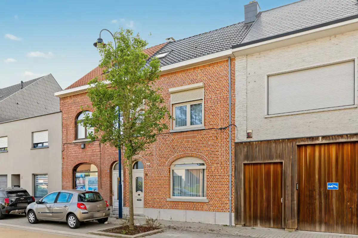 Gunstig gelegen rijwoning met zonnige tuin en praktische zijdoorgang foto 2