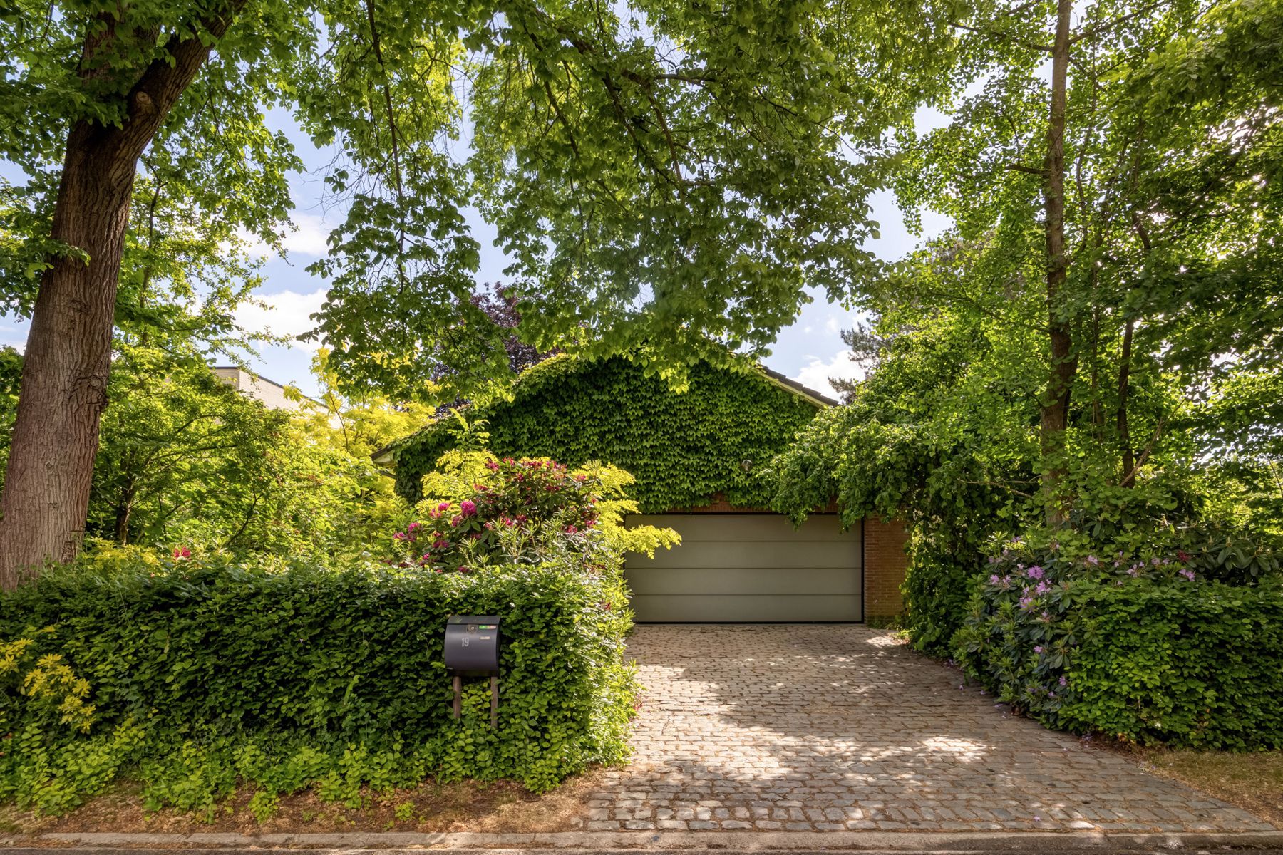 Rustig gelegen laagbouwvilla met 3 slpk en garage foto 4
