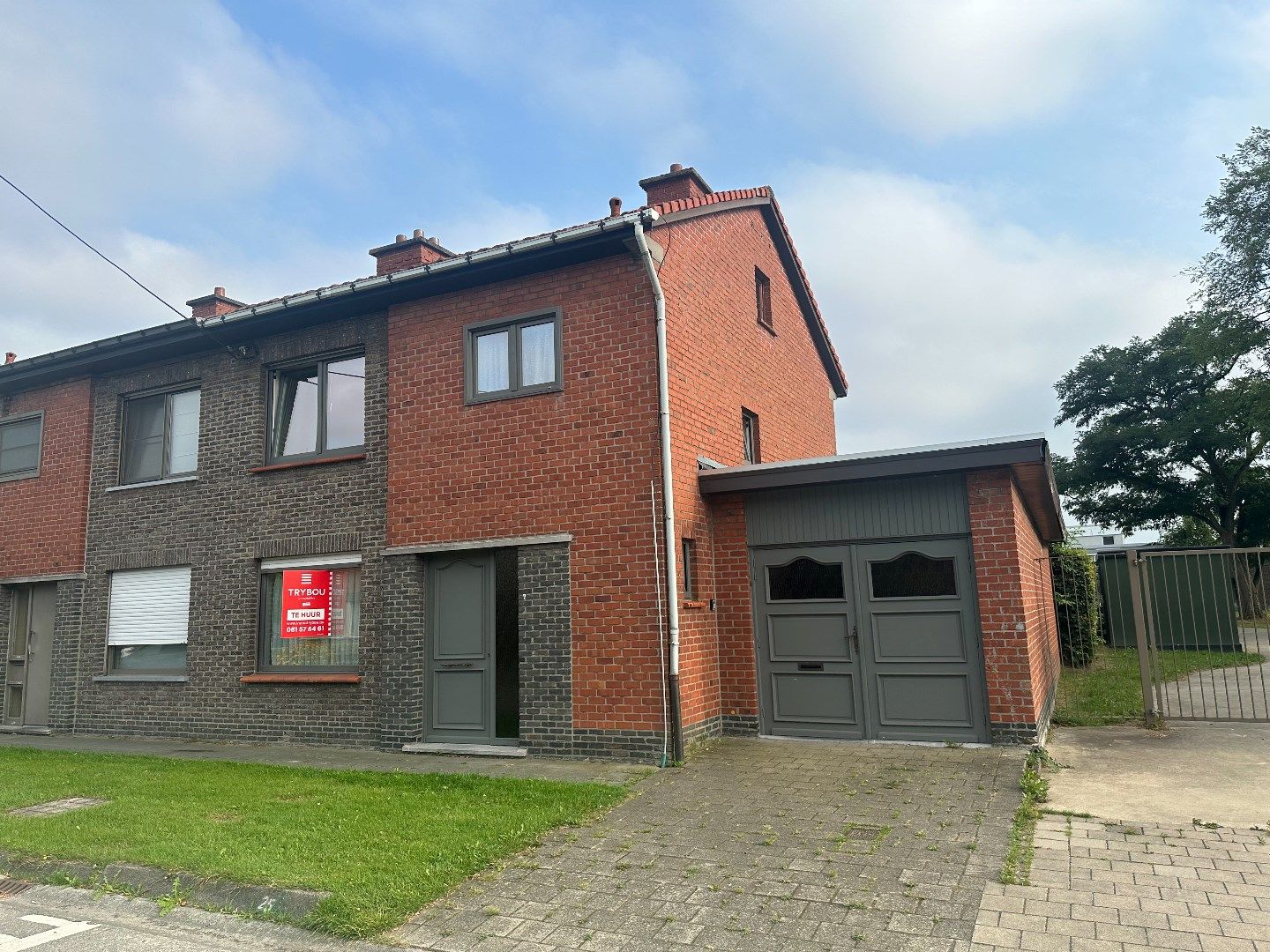 Centraal gelegen halfopen woning met grote zonnige tuin foto 1