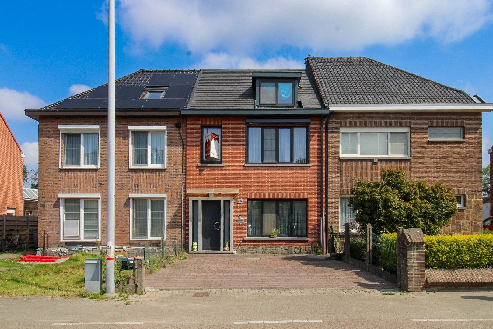 Verrassend ruime gezinswoning met energielabel B, vier slaapkamers en een uitgestrekte diepe tuin te koop in Sint-Niklaas! foto {{pictureIndex}}
