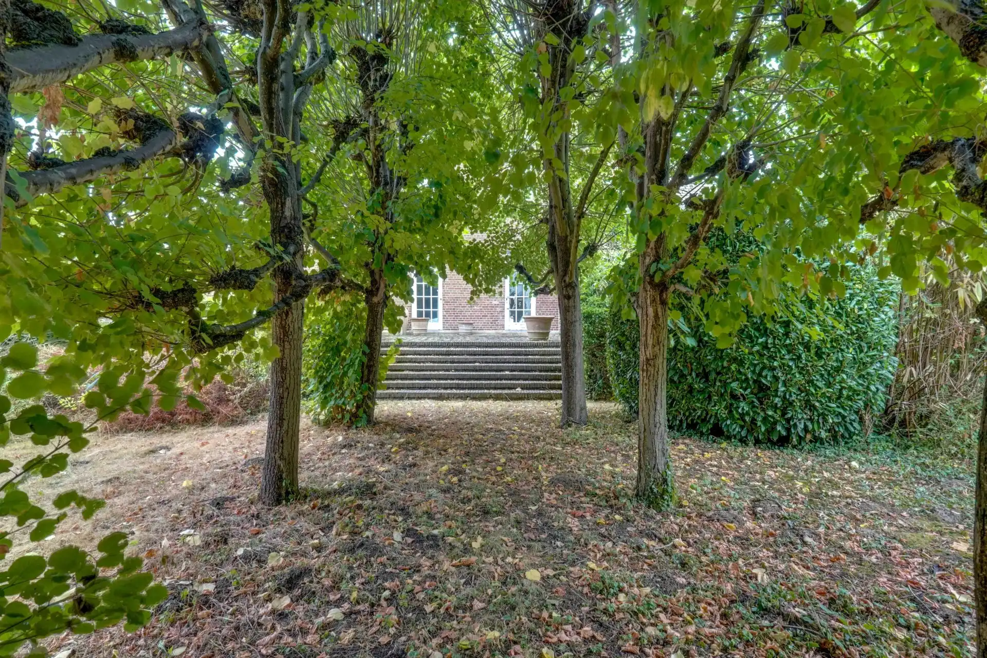 Statig landhuis in klassieke stijl met Wirtz-tuin foto 3