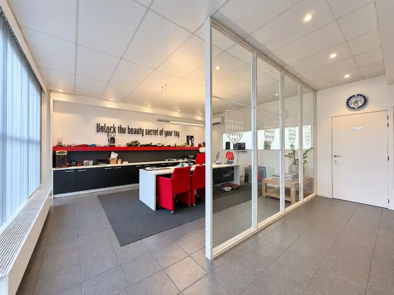 Uitstekend KMO-gebouw met Magazijn, Kantoren, en Parkeerfaciliteiten foto 6