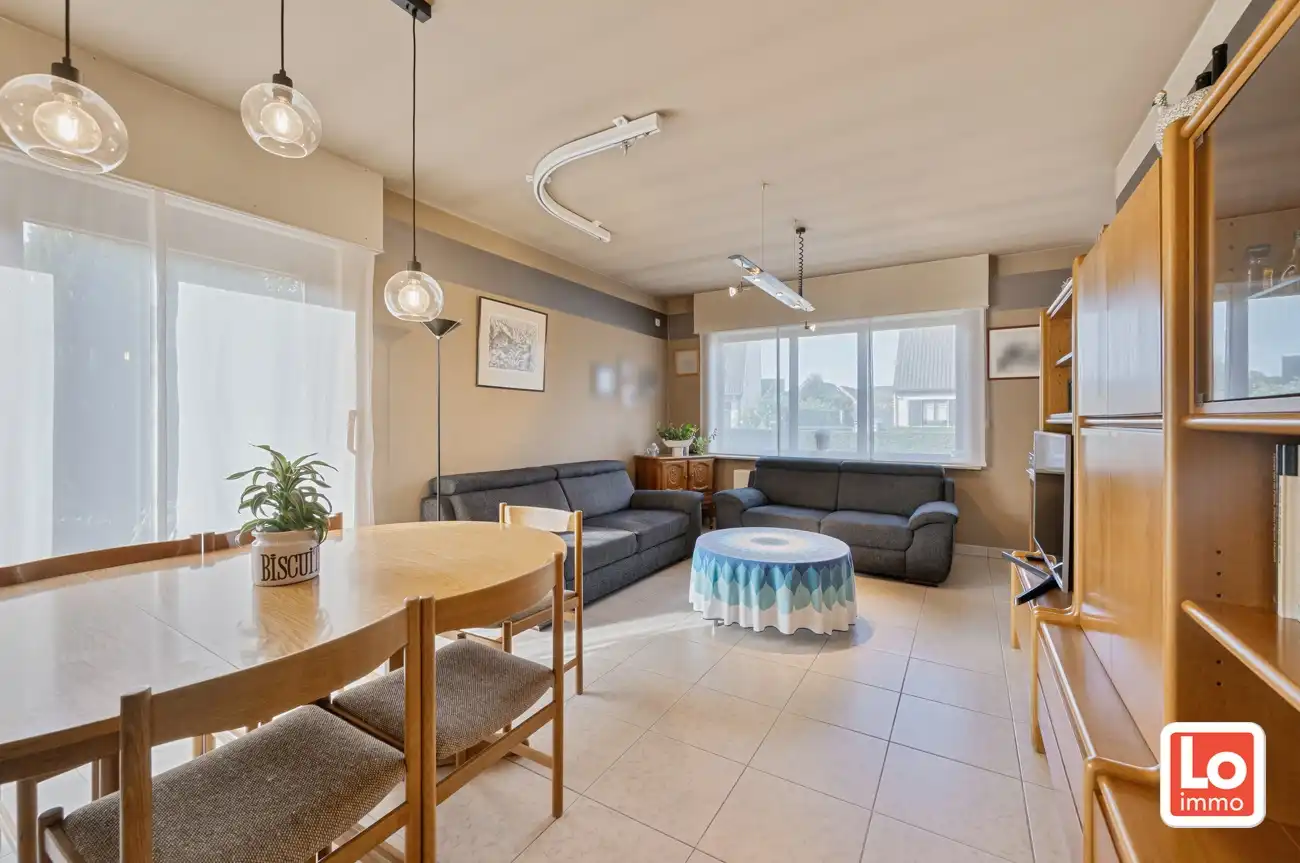 VERKOCHT!! Ruime degelijke alleenstaande woning met afzonderlijke garage en carport op een makkelijk bereikbare locatie in Lokeren! foto 5