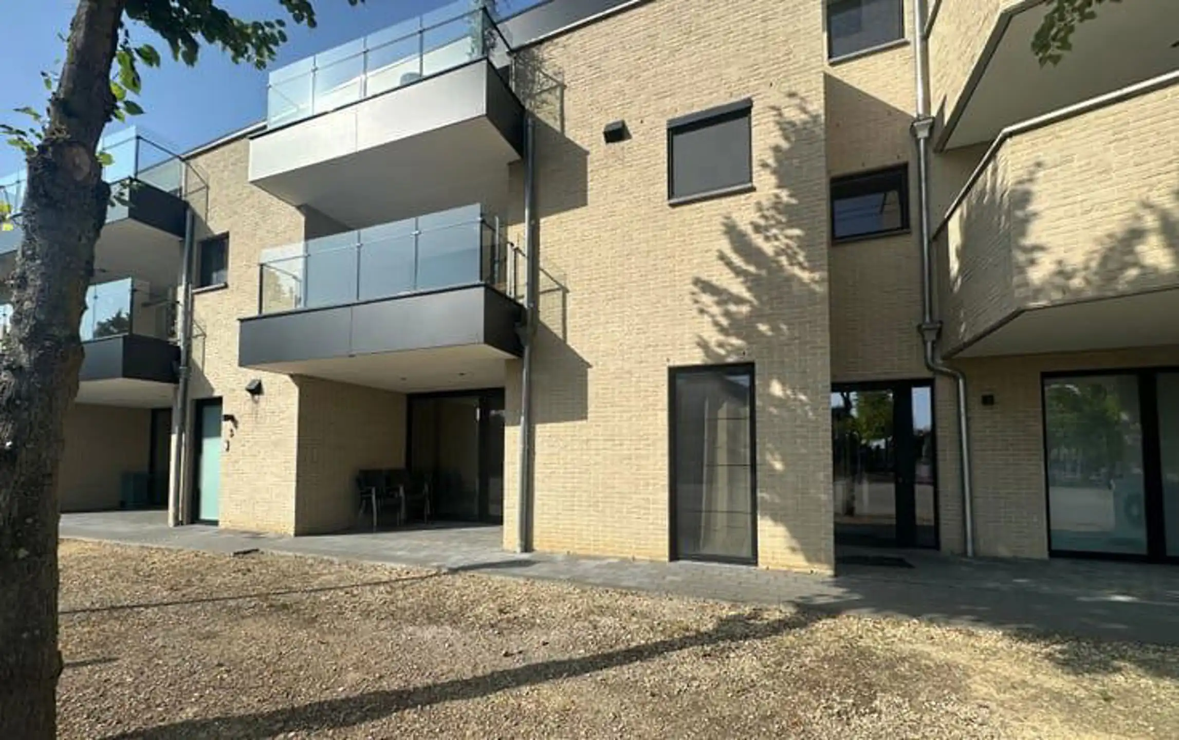 Gelijkvloersappartement met ondergrondse parking en tuintje foto 9