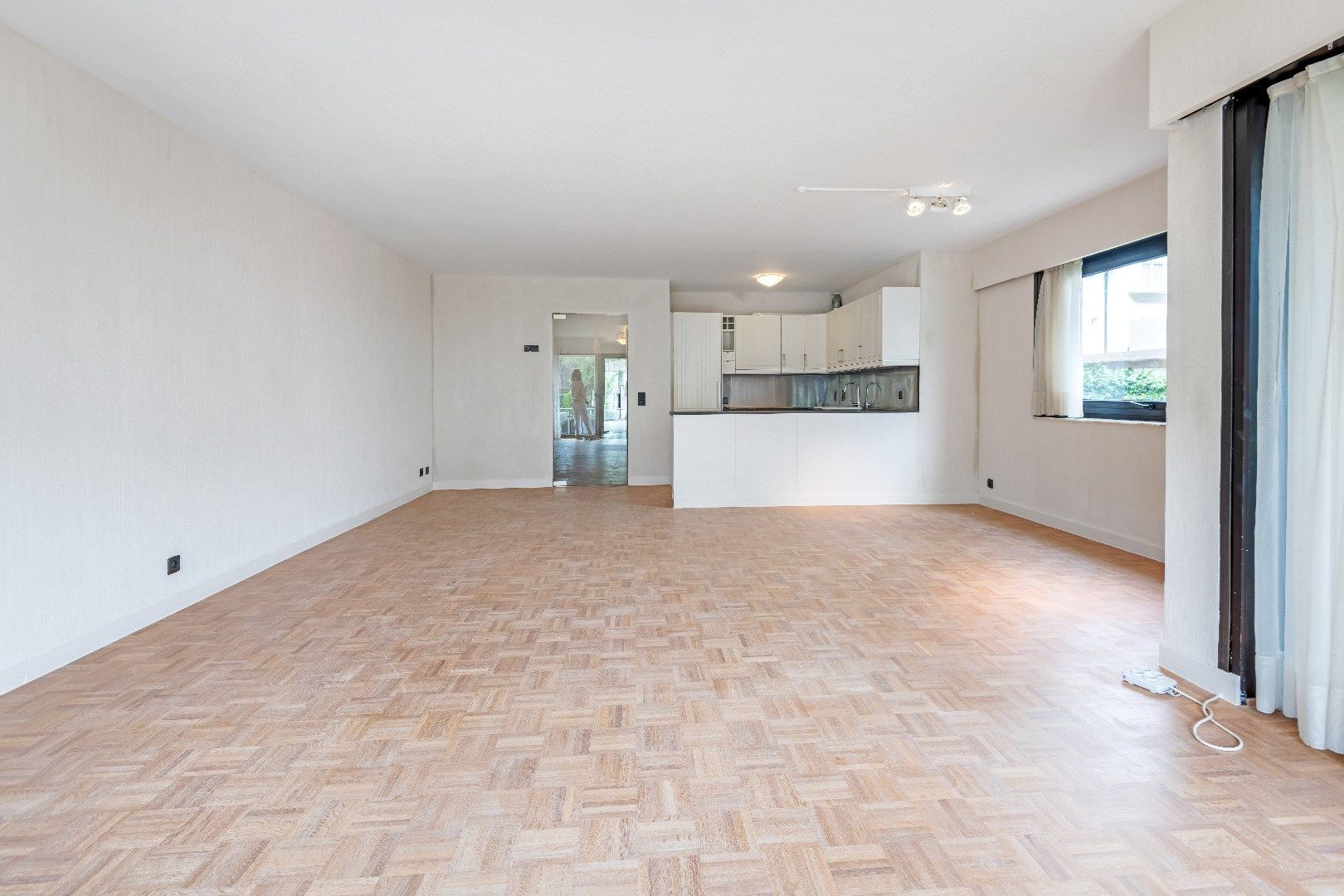 Ongemeubeld hoekappartement met veel licht en mooie terrassen vlakbij het Albertplein in het Zoute.  foto 5