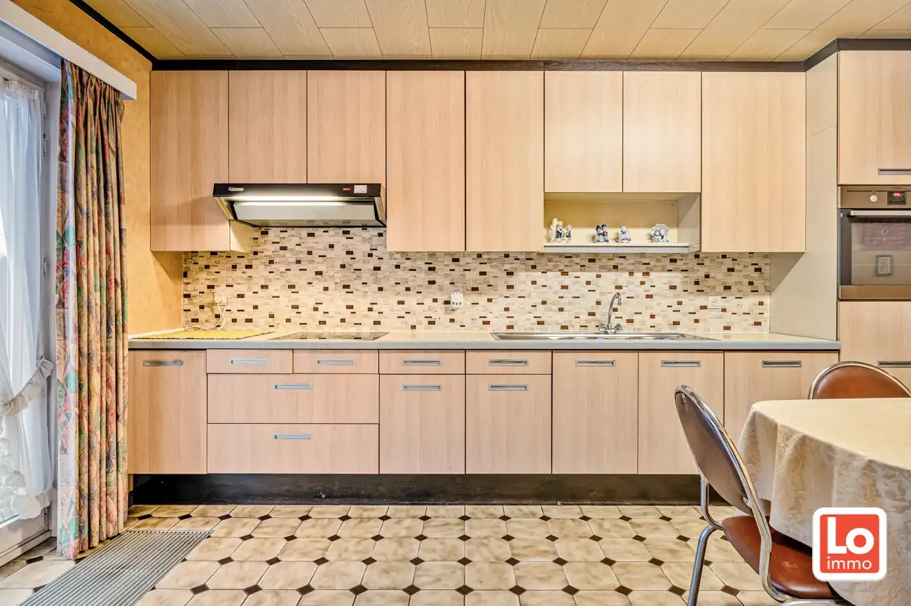 VERKOCHT! Heel rustig gelegen op te frissen halfopen woning op wandelafstand van het vernieuwde centrum van Zeveneken! foto 8