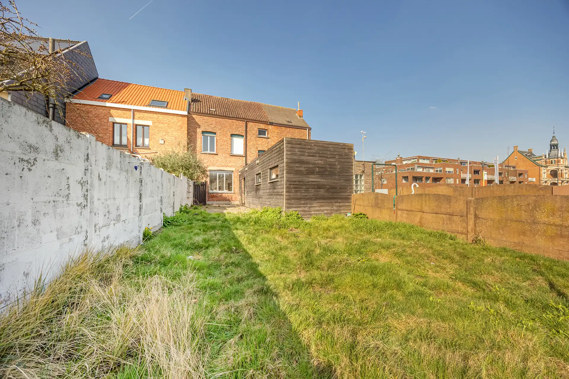 Volledig te renoveren woning met 3 slaapkamers en grote tuin foto 15