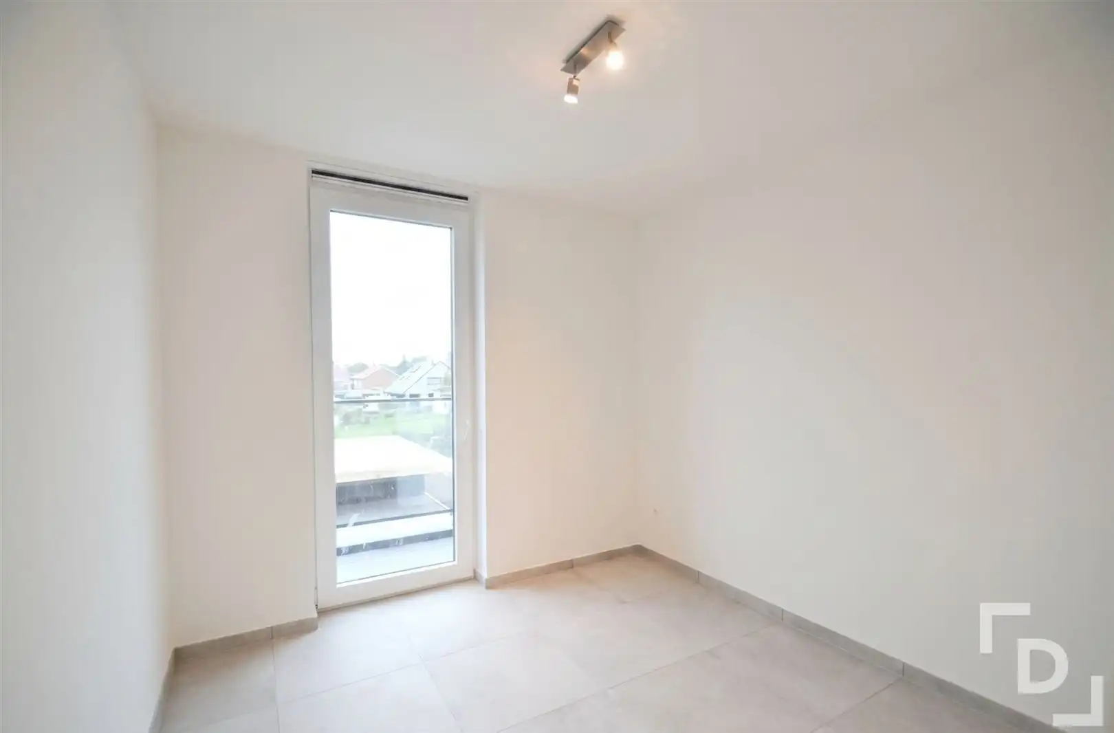 Lichtrijk appartement met carport en berging foto 8