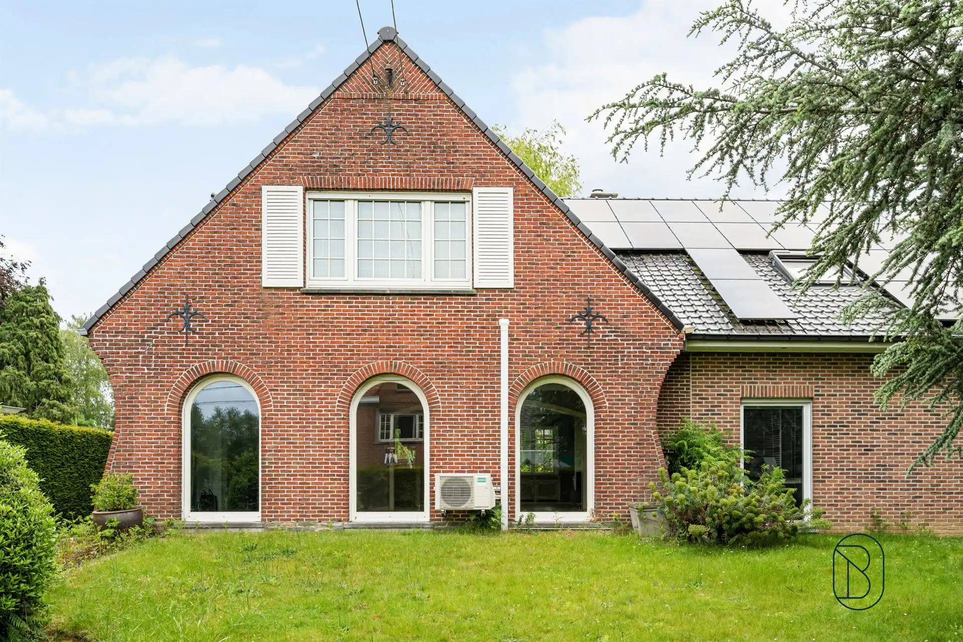 Grote degelijke villa met zonnepanelen en prachtige tuin. foto 34