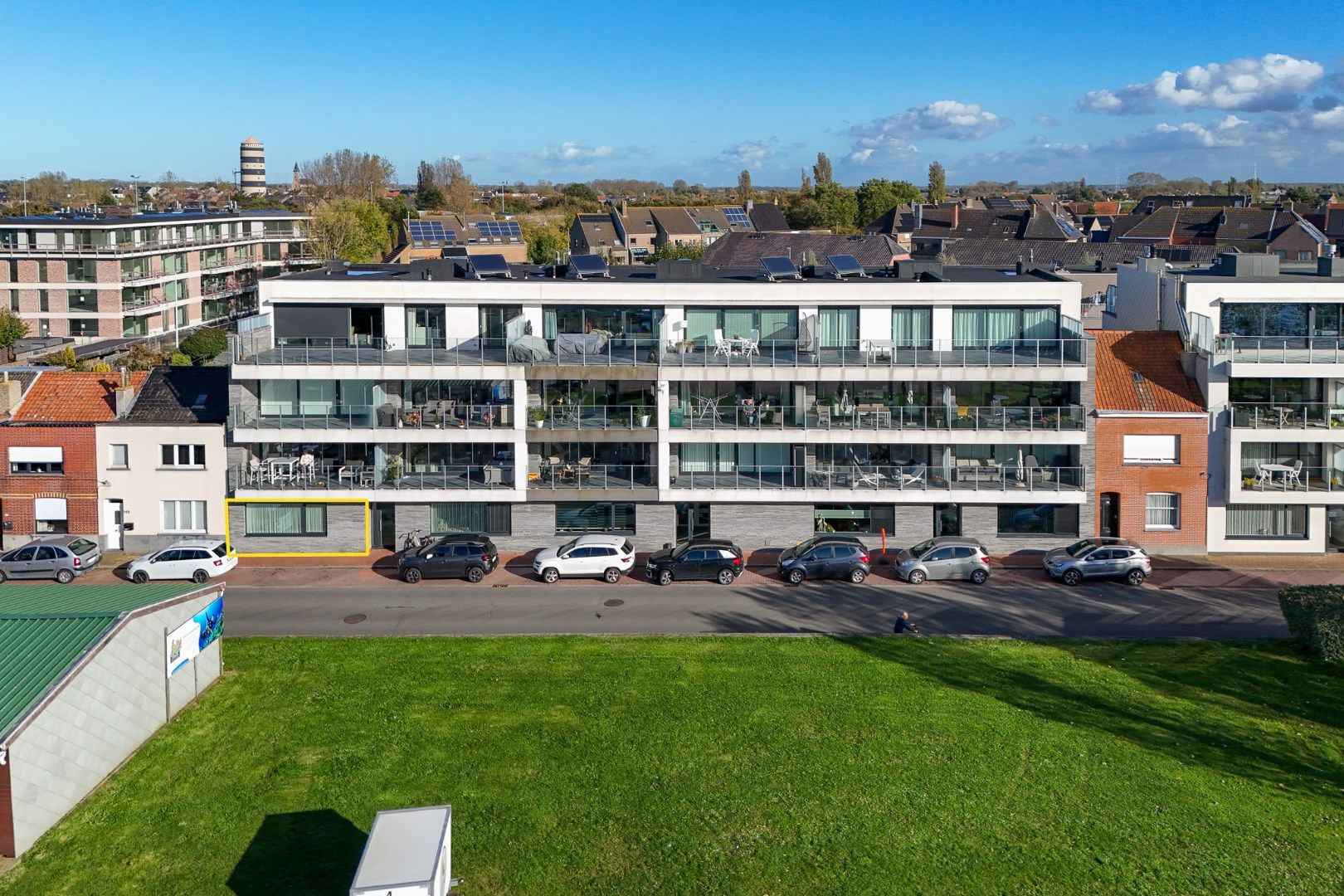 Recent gelijkvloers 2-slaapkamer appartement vlakbij de Spuikom te Bredene foto 2