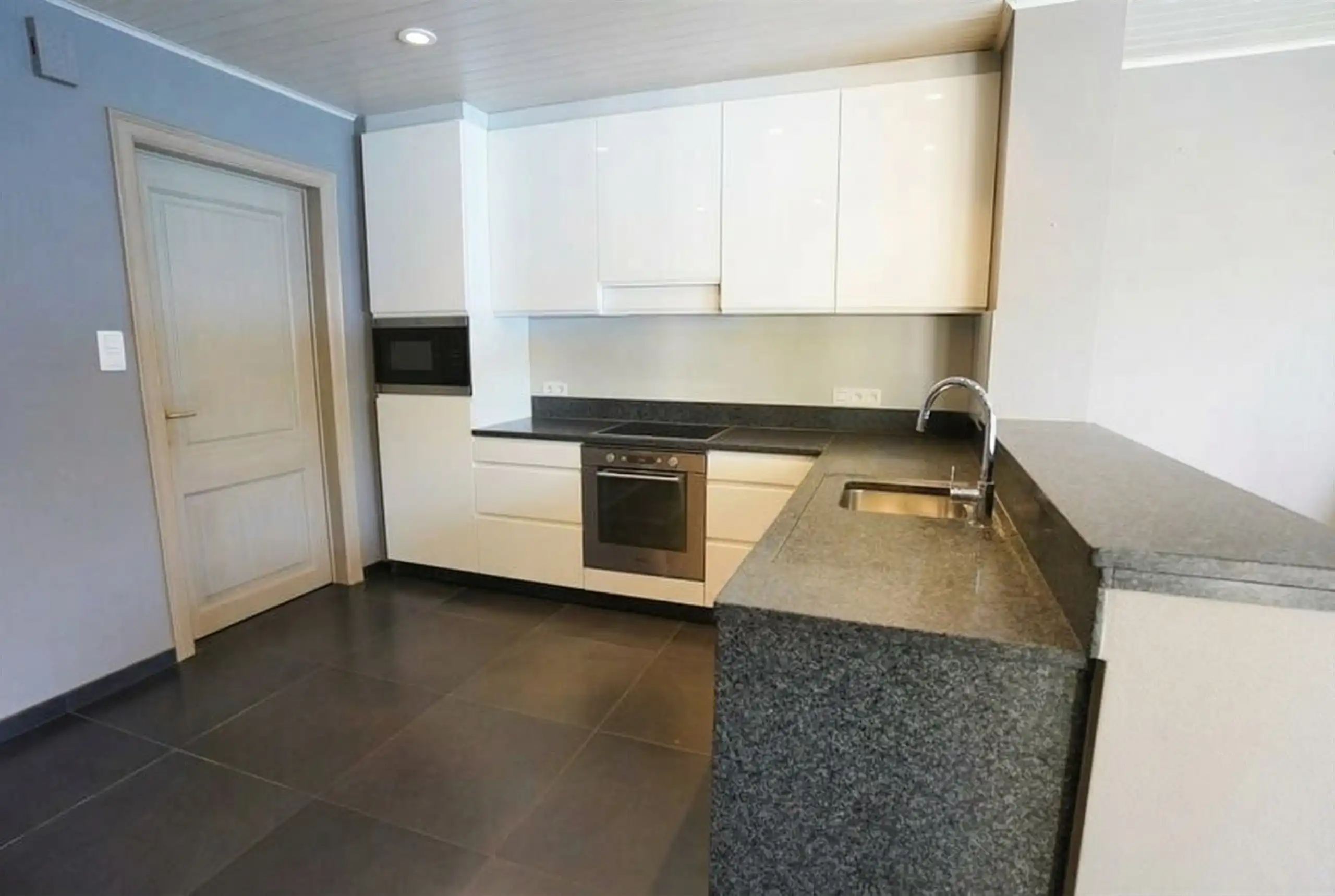 Prettig gelegen halfopen woning met garage en tuin foto 11