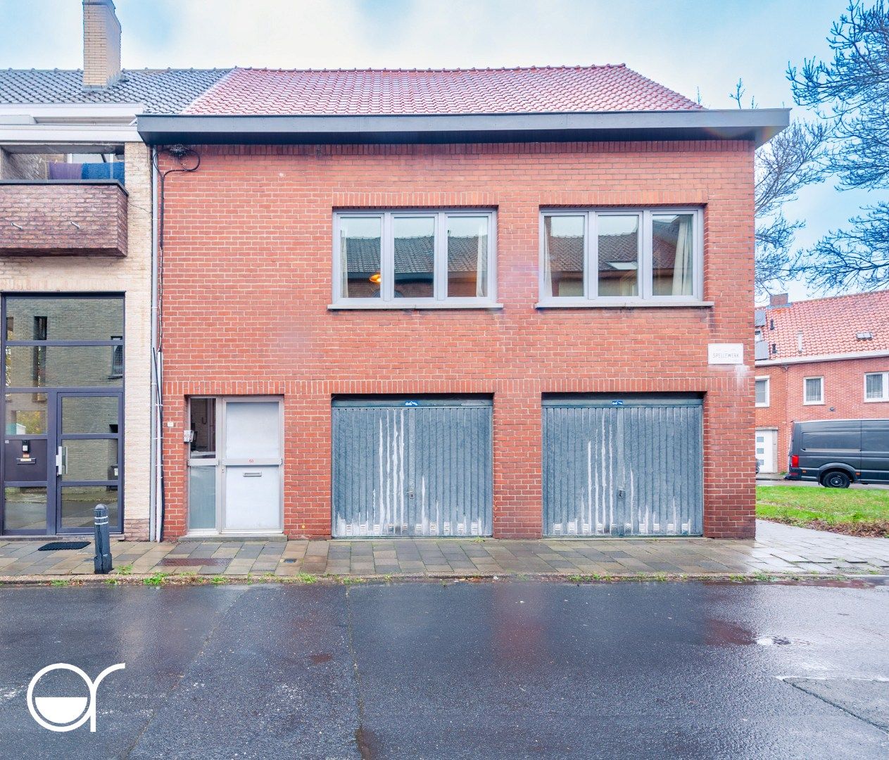 Op te frissen halfopen bebouwing met 5 garages in Mariakerke foto 2