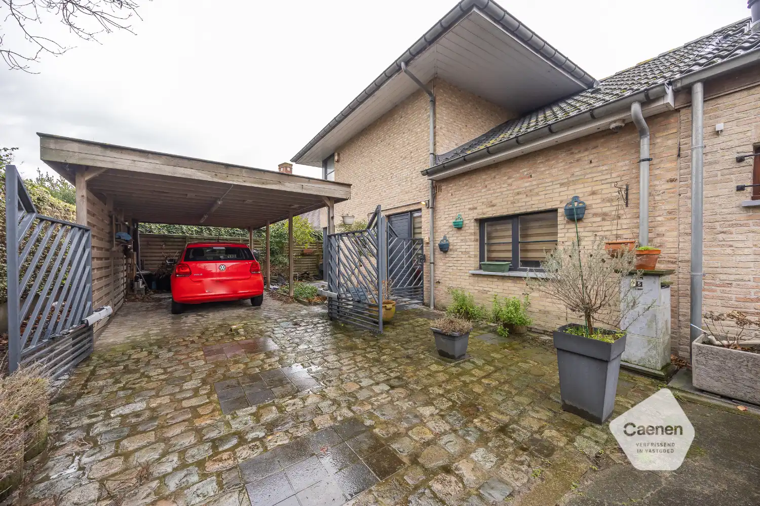 Recente half open woning te koop in Gistel foto {{pictureIndex}}