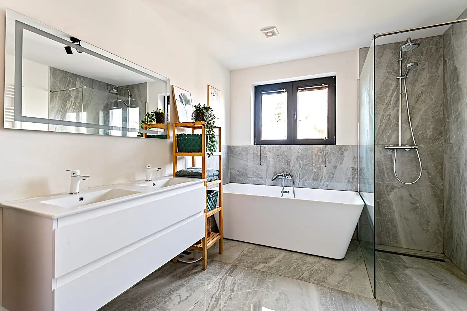 Instapklare vernieuwde woning op absolute topligging foto 9