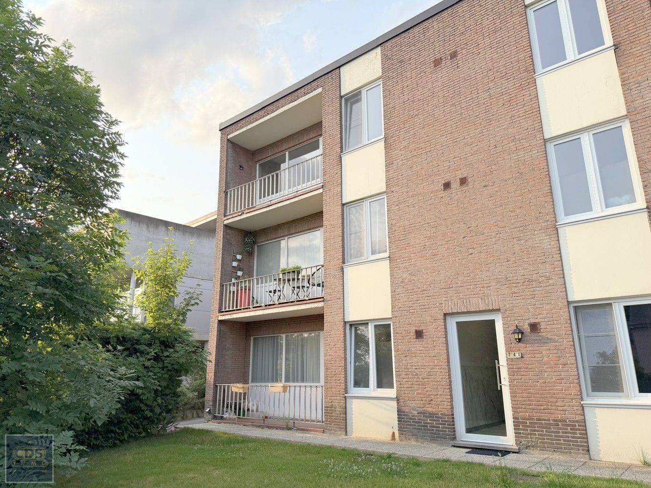 APPARTEMENT MET GARAGEBOX foto {{pictureIndex}}