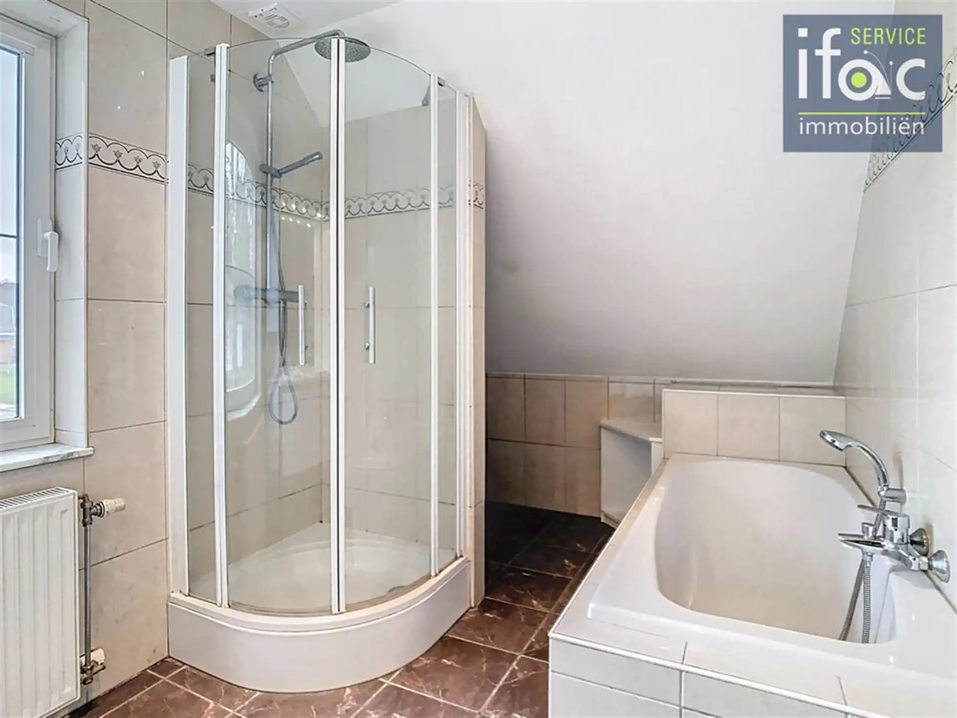 Villa met 4 slaapkamers, 2 badkamers, tuin en garages foto 17