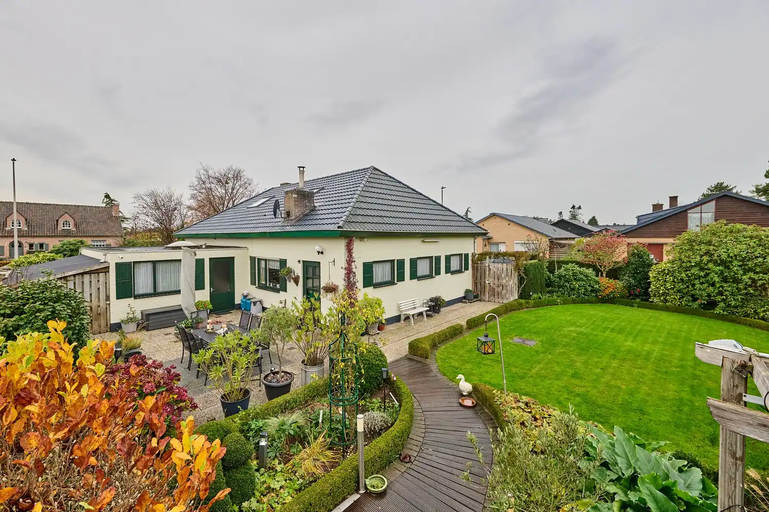 Gezellige en goed onderhouden bungalow met praktische bovenverdieping op fraai aangelegd perceel foto 22