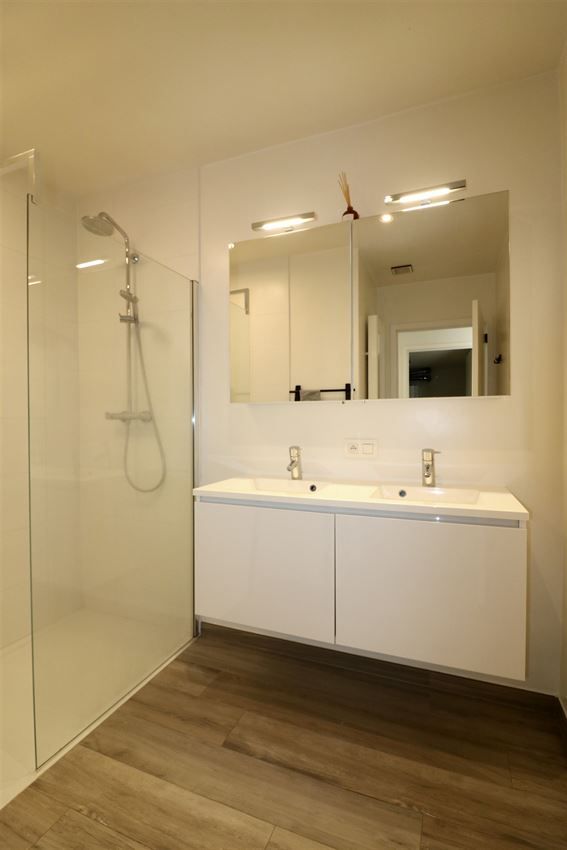 Zonnig appartement met ruim terras, twee slaapkamers in centrum foto 16