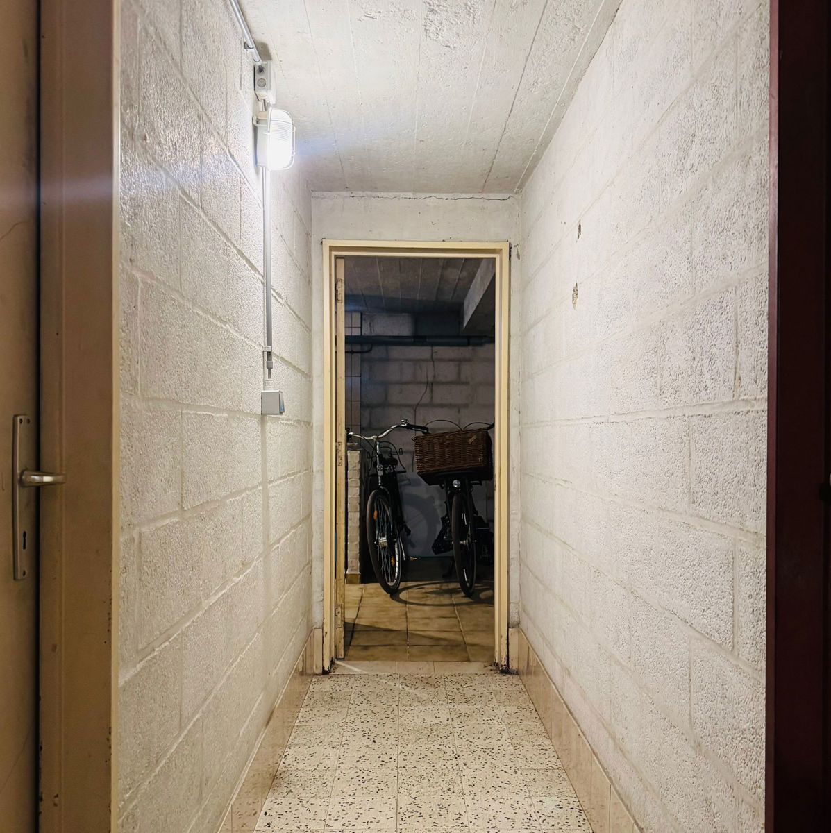 Gelijkvloers 3 slaapkamer appartement met grote garage. foto 12