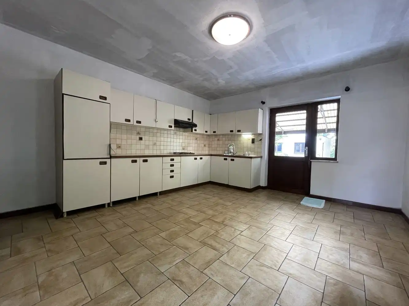 Tweewoonst met mooie tuin en vrijstaande garage foto 2