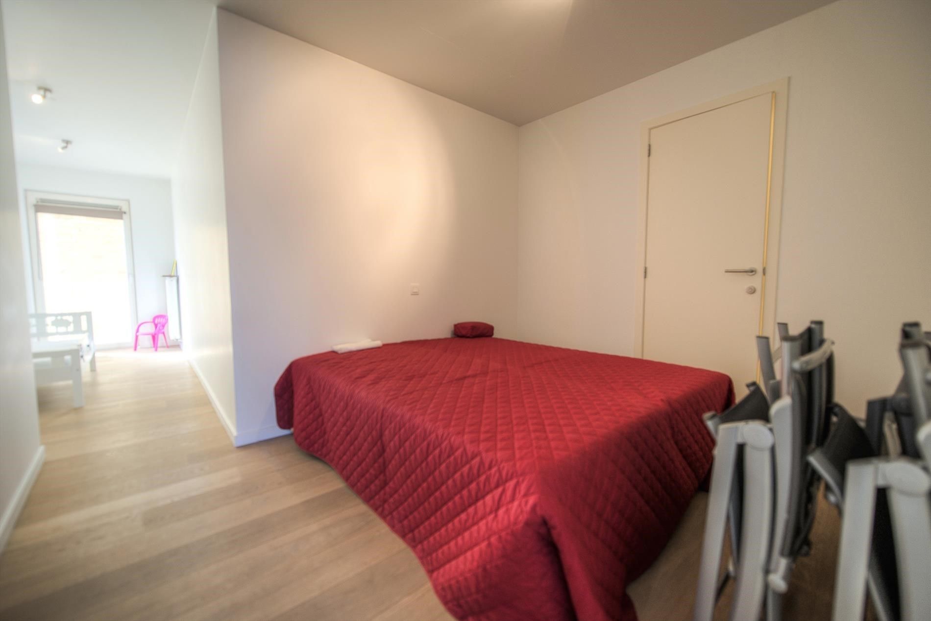 Modern en zeer ruim  appartement ( gevel v. 10 M) op de Lippenslaan. Parking mog. in het gebouw. foto 19